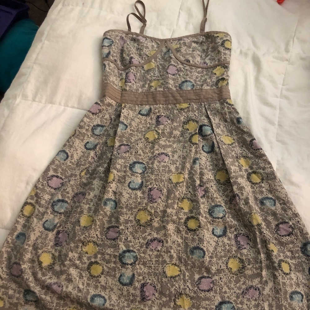 Size 2. Knee length patterned dress. Grey.
